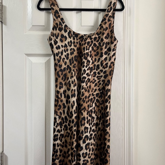 ASOS Design Scoop Neck mini Satin Slip Dress in Leopard - Picture 3 of 3
